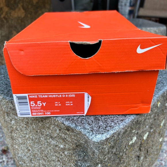 ✨ NIKE TEAM HUSTLE D 8 SNEAKERS ✨ - Picture 8 of 11
